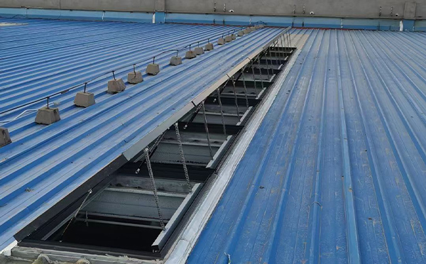 某城市大型商业综合体中庭尉犁排烟窗工程