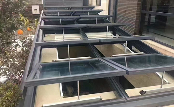 某轨道交通车辆维修车间尉犁排烟窗应用