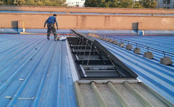 某区域性物流仓储中心尉犁排烟窗系统安装项目