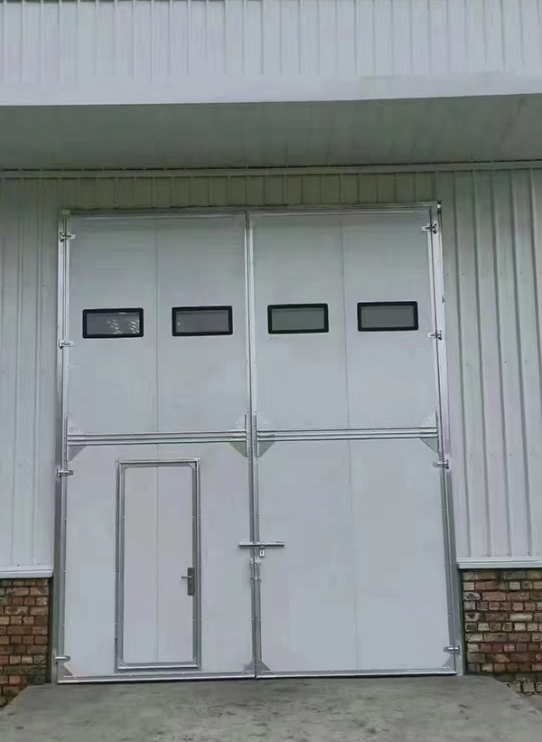 尉犁工业门在设备装配车间出入口的实施记录