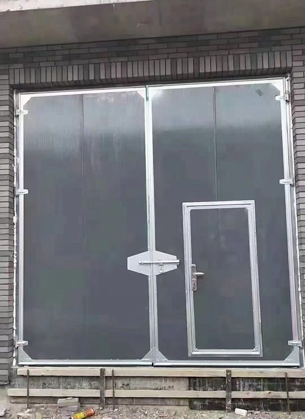 尉犁工业平开门在大型设备制造车间的应用实例